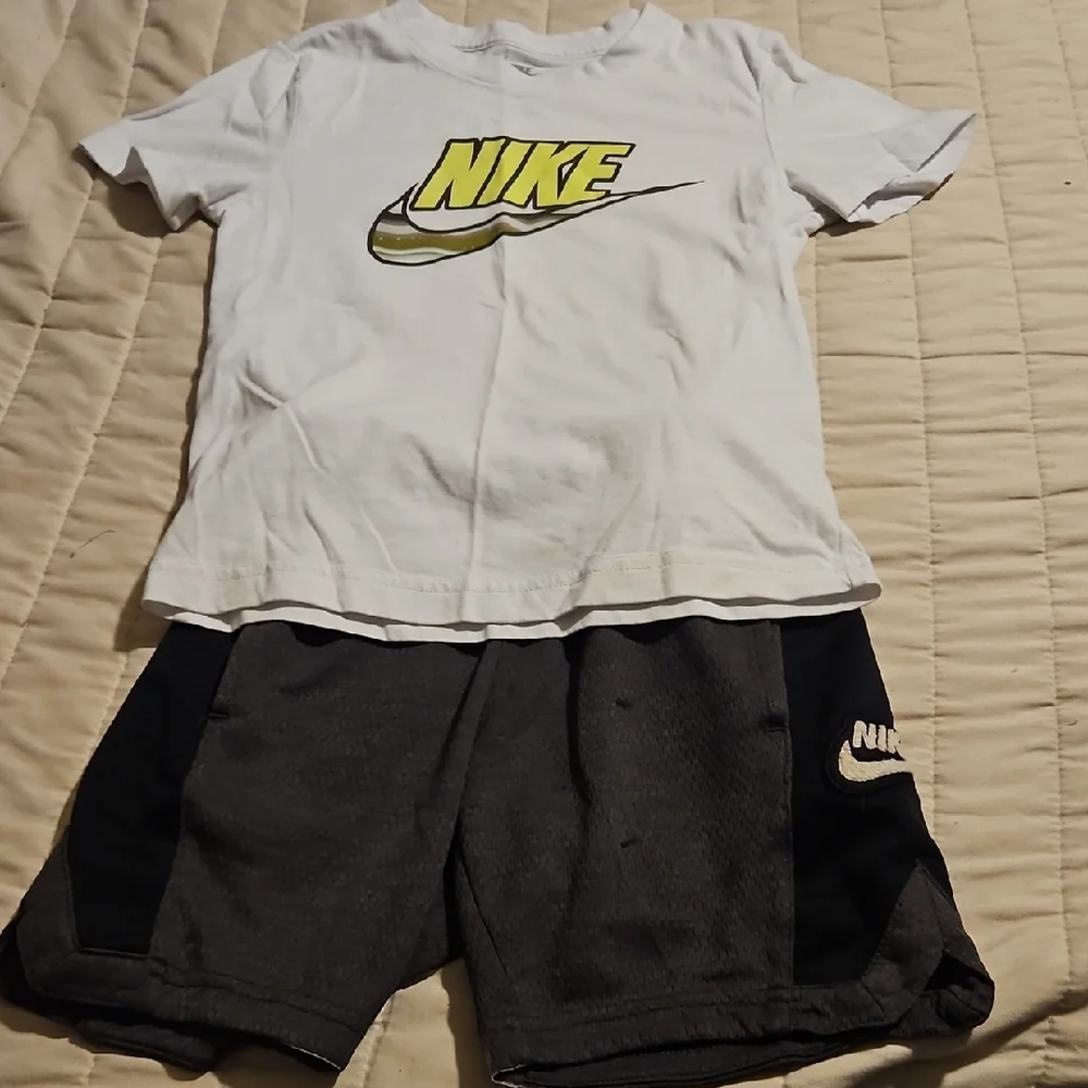 Nike White Tee with Yellow Logo & Gray/Black Nike Athletic Shorts Size 5 - Picture 2 of 2